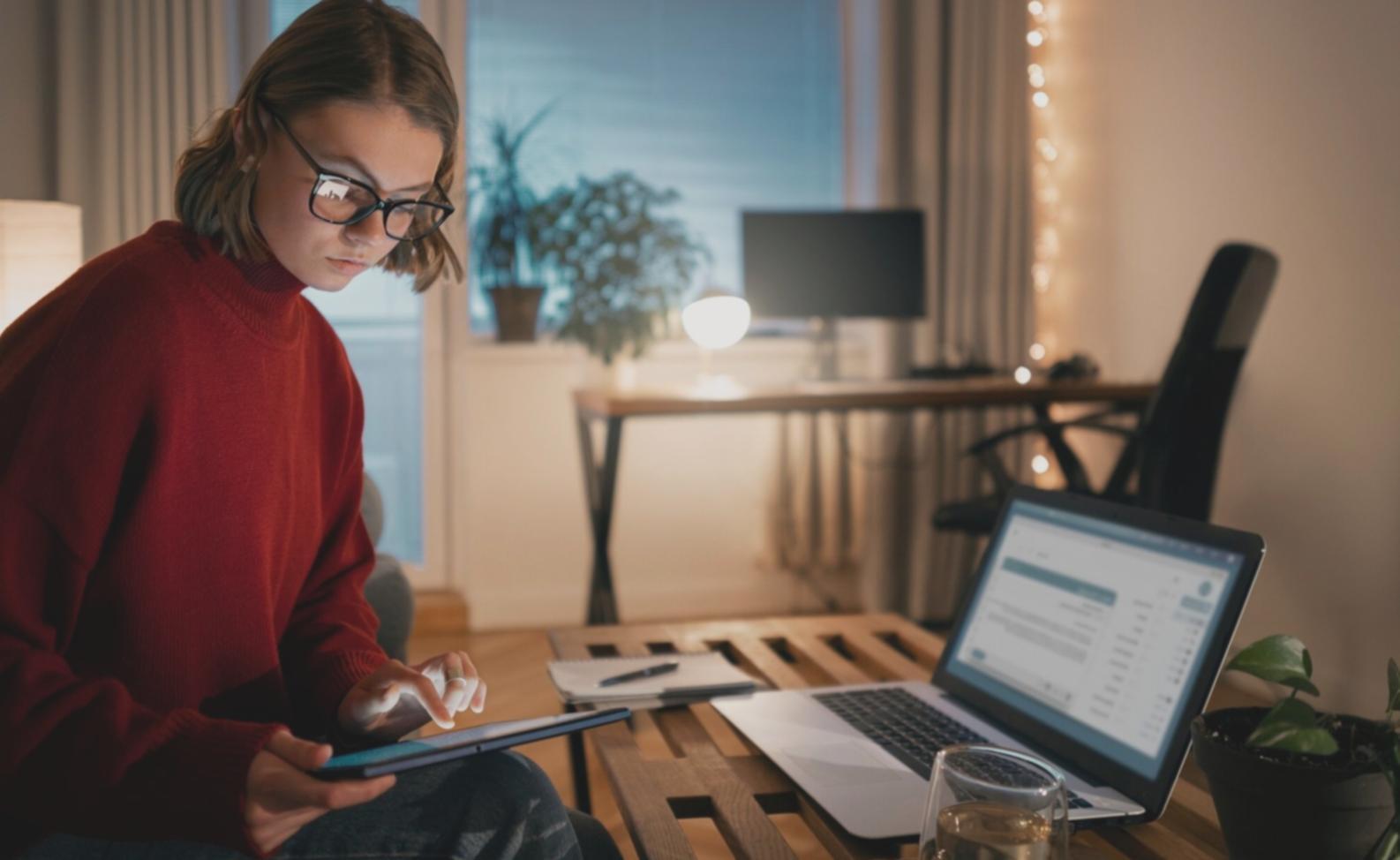 Équipe d'experts en conseil retraite travaillant ensemble